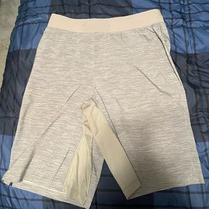 Mens Lululemon T.H.E Short Linerless 11 inch inseam Light gray/white big&tall